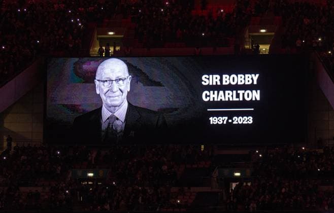 Sport Bilder des Tages Football - UEFA EURO, EM, Europameisterschaft,Fussball 2024 Qualifying - Group C - England v Malta LONDON, ENGLAND - Friday, November 17, 2023: Wembley s big screen shows an image of Bobby Charlton as players and supporters stand for a moment s applause before the UEFA Euro 2024 Qualifying Group C match between England and Malta at Wembley Stadium. (Photo by David Rawcliffe Propaganda) LONDON Wembley Stadium GREATER LONDON ENGLAND  Copyright: xDavidxRawcliffex P2023-11-17-England_Malta-28