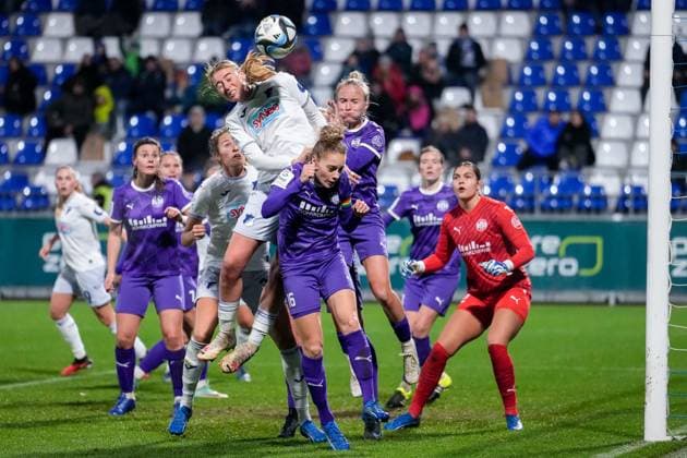 Bilder des Jahres 2023, Sport 11 November Sport Themen der Woche KW46 Sport Bilder des Tages v.li.: Lisa Doorn (TSG, 14), Jacqueline Meißner (Meissner, SGS, 16), Beke Sterner (SGS, 19), Kopfball, Kopfballduell, Spielszene, Zweikampf in der Luft, Aktion, Action, im Strafraum, Strafraumszene, 17.11.2023, Sinsheim (Hoffenheim) (Deutschland), Fussball, Google Pixel Frauen-Bundesliga, TSG 1899 Hoffenheim - SGS Essen, 17.11.2023, Sinsheim (Hoffenheim) (Deutschland), Fussball, Google Pixel Frauen-Bundesliga, TSG 1899 Hoffenheim - SGS Essen, DFB DFL REGULATIONS PROHIBIT ANY USE OF PHOTOGRAPHS AS IMAGE SEQUENCES AND OR QUASI-VIDEO. *** v li Lisa Doorn TSG, 14 , Jacqueline Meißner Meissner, SGS, 16 , Beke Sterner SGS, 19 , header, header duel, game scene, duel in the air, action, action, in the penalty area, penalty area scene, 17 11 2023, Sinsheim Hoffenheim Germany , Football, Google Pixel Frauen Bundesliga, TSG 1899 Hoffenheim SGS Essen, 17 11 2023, Sinsheim Hoffenheim Germany , Football, Google Pixel Frauen Bundesliga, TSG 1899 Hoffenheim SGS Essen, DFB DFL REGULATIONS PROHIBIT ANY USE OF PHOTOGRAPHS AS IMAGE SEQUENCES AND OR QUASI VIDEO xozx