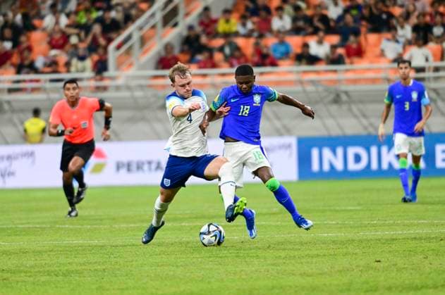 (231117) -- JAKARTA, Nov. 17, 2023 -- Finley Mcallister (front L) of England competes with Sidney of Brazil during the group C match of the FIFA World Cup, WM, Weltmeisterschaft, Fussball U17, U 17 at The Jakarta International Stadium in Jakarta, Indonesia, Nov 17, 2023. ) (SP)INDONESIA-JAKARTA-FIFA-WORLD CUP-U17-GROUP C-ENG VS BRA Zulkarnain 