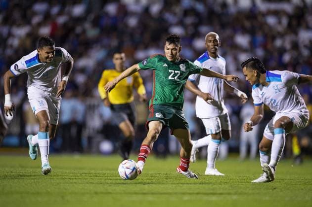 RECORD DATE NOT STATED CONCACAF NATIONS LEAGUE 2022-2023 Honduras 2-0 Mexico CFI Hirving Lozano of Mexico during the game Honduras vs Mexican national team, Nationalteam (Mexico), corresponding to the Quarterfinals First Leg of the Concacaf Nations League 2023-2024, at Jose de la Paz Herrera Ucles National Stadium in Tegucigalpa, on November 17, 2023. <br><br> Hirving Lozano de Mexico durante el partido Honduras vs Seleccion Nacional Mexicana (Mexico), correspondiente a Cuartos de Final Ida de la Liga de Naciones de Concacaf 2023-2024, en el Estadio Nacional Jose de la Paz Herrera Ucles en Tegucigalpa, el 17 de Noviembre de 2023. TEGUCIGALPA HONDURAS HONDURAS  Copyright: xJosexLuisxMelgarejox 20231117223211_CNL_CFI_HON_MEX_LOZANO229