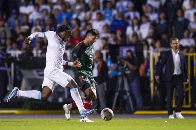 RECORD DATE NOT STATED CONCACAF NATIONS LEAGUE 2022-2023 Honduras 2-0 Mexico CFI (L-R), Bryan Rochez of Honduras and Edson Alvarez of Mexico during the game Honduras vs Mexican national team, Nationalteam (Mexico), corresponding to the Quarterfinals First Leg of the Concacaf Nations League 2023-2024, at Jose de la Paz Herrera Ucles National Stadium in Tegucigalpa, on November 17, 2023. <br><br> (I-D), Bryan Rochez de Honduras y Edson Alvarez de Mexico durante el partido Honduras vs Seleccion Nacional Mexicana (Mexico), correspondiente a Cuartos de Final Ida de la Liga de Naciones de Concacaf 2023-2024, en el Estadio Nacional Jose de la Paz Herrera Ucles en Tegucigalpa, el 17 de Noviembre de 2023. TEGUCIGALPA HONDURAS HONDURAS Copyright: xJosexLuisxMelgarejox 20231117223212_CNL_CFI_HON_MEX_ALVAREZ231