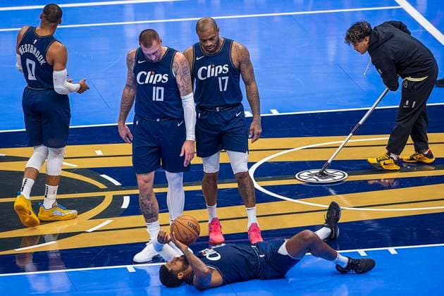 Sport Themen der Woche KW46 November 17, 2023, Los Angeles, California, USA: Paul George 13 of the Los Angeles Clippers gets injured during their NBA, Basketball Herren, USA In-Season Tournament game against the Houston Rockets on Friday November 17, 2023 at Crypto.com Arena in Los Angeles, California. Clippers defeat Rockets, 106-100. ARIANA RUIZ PI Los Angeles USA - ZUMAp124 20231117_zaa_p124_026 Copyright: xArianaxRuizx