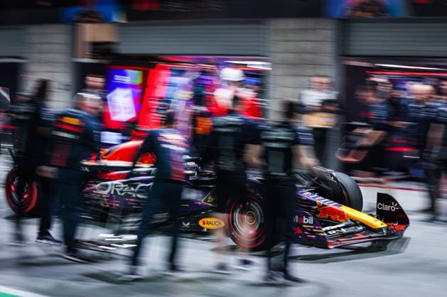 01 VERSTAPPEN Max (nld), Red Bull Racing RB19, action during the 2023 Formula 1 Heineken Silver Las Vegas Grand Prix, 21th round of the 2023 Formula One World Championship, WM, Weltmeisterschaft from November 17 to 19, 2023 on the Las Vegas Strip Circuit, in Las Vegas, USA - F1 - LAS VEGAS GRAND PRIX 2023 DPPI Panoramic  00123046_AV6_6846