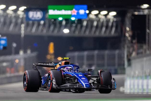 LAS VEGAS, NV - NOVEMBER 17: Williams driver Logan Sargeant (2) of the United States drives during qualifying at the F1 Las Vegas Grand Prix on Thursday, November 17, 2023 on the Las Vegas Street Circuit in Las Vegas, NV. (Photo by Bob Kupbens Icon Sportswire) AUTO: NOV 17 F1 Las Vegas Grand Prix EDITORIAL USE ONLY Icon231118125