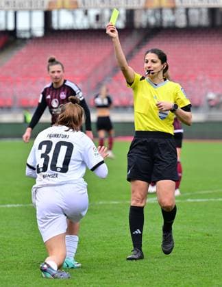 18 11 2023 Soccer Season 2023 2024 1 Women Soccer Bundesliga 08 Matchday 1 FC Nuremberg FCN Club Eintracht Frankfurt Sportfoto Zink xwoxzix Riem Heussein Referee shows Carlotta Wamser 30, Eintracht Frankfurt yellow card yellow after swallow