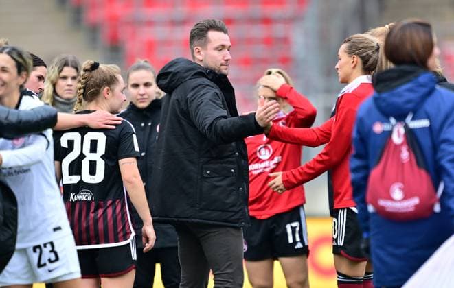 18 11 2023 Soccer Season 2023 2024 1 Women Soccer Bundesliga 08 Matchday 1 FC Nuremberg FCN Club Eintracht Frankfurt Sportfoto Zink xwoxzix Thomas Oostendorp Coach 1 FC Nuremberg FCN and Team Team disappointed Disappointment after the end of the match