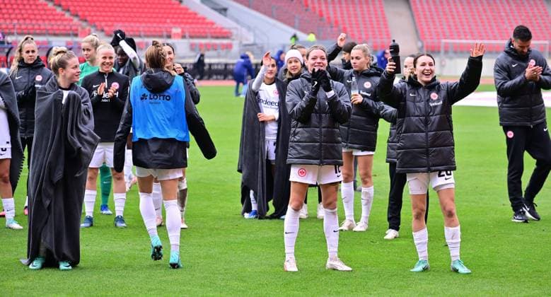 18 11 2023 Soccer Season 2023 2024 1 Women Soccer Bundesliga 08 Matchday 1 FC Nürnberg FCN Club Eintracht Frankfurt Sportfoto Zink xwoxzix Mannschaft Team Frankfurt Jubel Freude nach Spielende