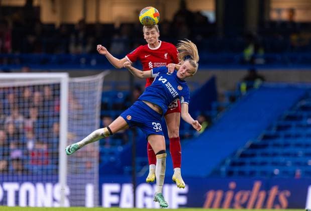 Bilder des Jahres 2023, Sport 11 November Sport Themen der Woche KW46 Sport Bilder des Tages Football - FA Women™s Super League - Chelsea FC Women v Liverpool FC Women LONDON, ENGLAND - Saturday, November 18, 2023: Liverpool s Gemma Bonner (L) challenges for a header with Chelsea s Aggie Beever-Jones during the FA Women™s Super League game between Chelsea FC Women and Liverpool FC Women at Stamford Bridge. (Photo by David Rawcliffe Propaganda) LONDON Stamford Bridge GREATER LONDON ENGLAND  Copyright: xPropagandaxPhotoxAgencyx P2023-11-18-Chelsea_W_Liverpool_W-45