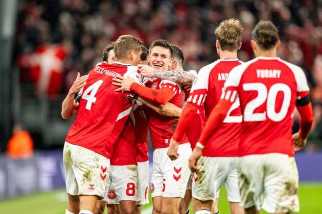 Copenhagen, Denmark. 17th, November 2023. Thomas Delaney (8) of Denmark scores for 2-1 during the UEFA EURO, EM, Europameisterschaft,Fussball 2024 qualification match between Denmark and Slovenia at Parken in Copenhagen. . FOOTBALL : Danemark vs Slovenie - Qualification Euro 2024 - Groupe H - 17 11 2023 Gonzales Panoramic 