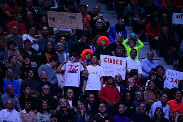 Foto Marco Alpozzi LaPresse 18 Novembre 2023 Torino - Italia - - Tennis Nitto ATP, Tennis Herren Finals - Jannik SINNER (ITA) vs Daniil MEDVEDEV (RUS) Nella foto: Pubblico November 18, 2023 Turin - Italy - Sport - Tennis Nitto ATP Finals - Jannik SINNER (ITA) vs Daniil MEDVEDEV (RUS) In the pic: Supporters  Copyright: xMarcoxAlpozzi LaPressex