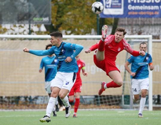 Sport Themen der Woche KW46 Sport Bilder des Tages 18.11.2023, Deutschland, Bissingen, Fussball Oberliga Baden-Württemberg, FSV 08 Bissingen vs. Offenburger FV, v.l. Ferdinand Schmidt (08), Max Distelzweig (FV) *** 18 11 2023, Germany, Bissingen, Soccer Oberliga Baden Württemberg, FSV 08 Bissingen vs Offenburger FV, f l Ferdinand Schmidt 08 , Max Distelzweig FV