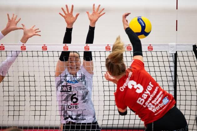 2 Bundesliga Women Pro Schwarz Weiss Erfurt vs TSV Bayer 04 Leverkusen Erfurt 18 11 2023 Sina Fuchs 6 Schwarz Weiss Erfurt vs Sarah Overlaender 3 TSV Bayer 04 Leverkusen 2 Bundesliga Women Pro Schwarz Weiss Erfurt vs TSV Bayer 04 Leverkusen Riethsporthalle Erfurt 18 11 2023 Copyright: xBEAUTIFULxSPORTS Duehringx