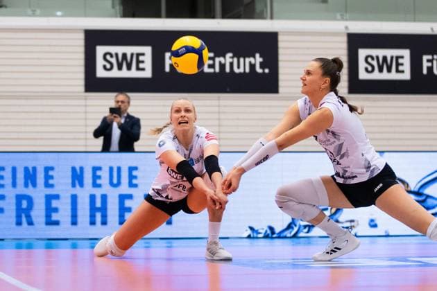 2 Bundesliga Women Pro Schwarz Weiss Erfurt vs TSV Bayer 04 Leverkusen Erfurt 18 11 2023 Antonia Greskamp 9 Schwarz Weiss Erfurt left and Lara Alyssa Darowski 13 Schwarz Weiss Erfurt right 2 Bundesliga Women Pro Schwarz Weiss Erfurt vs TSV Bayer 04 Leverkusen Riethsporthalle Erfurt 18 11 2023 Copyright: xBEAUTIFULxSPORTS Duehringx