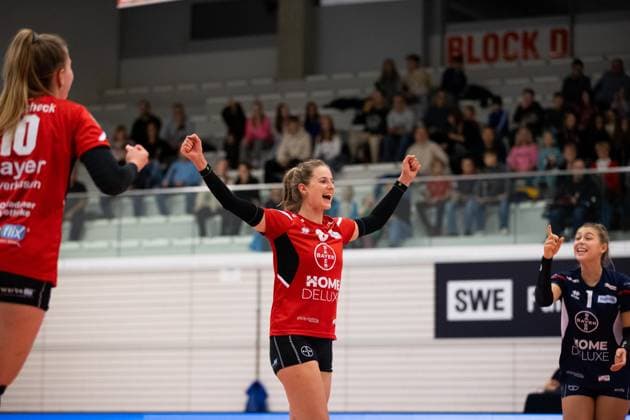 2 Bundesliga Women Pro Schwarz Weiss Erfurt vs TSV Bayer 04 Leverkusen Erfurt 18 11 2023 Cheering, Charlotta Werscheck 10 TSV Bayer 04 Leverkusen , Sarah Overlaender 3 TSV Bayer 04 Leverkusen center and Tessa Mueller 1 TSV Bayer 04 Leverkusen 2 Bundesliga Women Pro Schwarz Weiss Erfurt vs TSV Bayer 04 Leverkusen Riethsporthalle Erfurt 18 11 2023 Copyright: xBEAUTIFULxSPORTS Duehringx