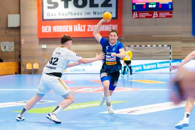 Örn Vésteinsson Östenberg Nr 4, VfL Luebeck Schwartau vs Jan Christian Schmidt Nr 42, TSV Bayer Dormagen VfL Luebeck Schwartau vs TSV Bayer Dormagen, Handball, 2 Bundesliga, 18 11 23 Luebeck Schleswig Holstein Germany Copyright: xAgentur54Gradx xFelixxKoenigx
