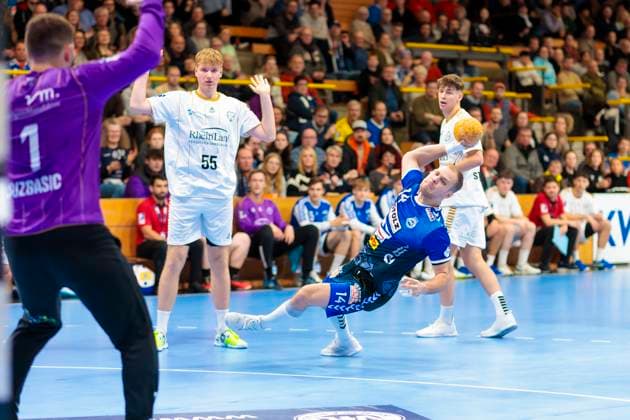 Paul Skorupa Nr 14, VfL Luebeck Schwartau vs Goalkeeper Martin Juzbasic Nr 1, TSV Bayer Dormagen VfL Luebeck Schwartau vs TSV Bayer Dormagen, Handball, 2 Bundesliga, 18 11 23 Luebeck Schleswig Holstein Germany Copyright: xAgentur54Gradx xFelixxKoenigx
