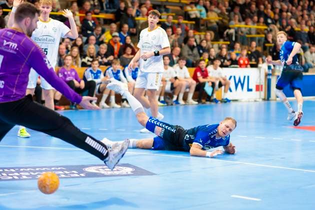 Paul Skorupa Nr 14, VfL Luebeck Schwartau vs Goalkeeper Martin Juzbasic Nr 1, TSV Bayer Dormagen VfL Luebeck Schwartau vs TSV Bayer Dormagen, Handball, 2 Bundesliga, 18 11 23 Luebeck Schleswig Holstein Germany Copyright: xAgentur54Gradx xFelixxKoenigx