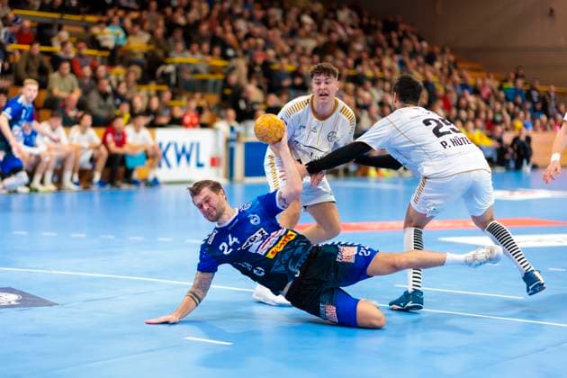 Finn Kretschmer Nr 24, VfL Luebeck Schwartau vs Patrick Hueter Nr 25, TSV Bayer Dormagen VfL Luebeck Schwartau vs TSV Bayer Dormagen, Handball, 2 Bundesliga, 18 11 23 Luebeck Schleswig Holstein Germany Copyright: xAgentur54Gradx xFelixxKoenigx