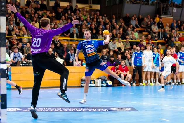 Finn Kretschmer Nr 24, VfL Luebeck Schwartau vs Ole Christian Simonsen Nr 20, TSV Bayer Dormagen VfL Luebeck Schwartau vs TSV Bayer Dormagen, Handball, 2 Bundesliga, 18 11 23 Luebeck Schleswig Holstein Germany Copyright: xAgentur54Gradx xFelixxKoenigx