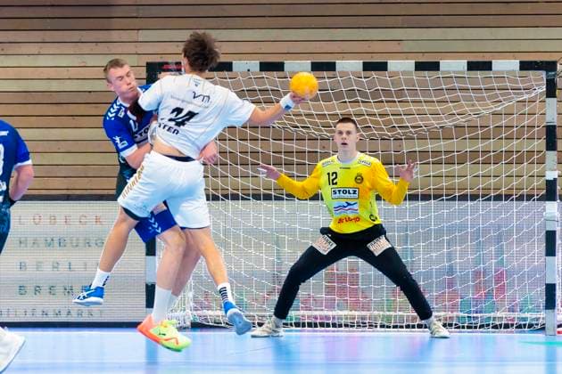 Ian Hueter No. 14, TSV Bayer Dormagen against Ole Hagedorn No. 10, VfL Luebeck Schwartau and goalkeeper Paul Dreyer No. 12, VfL Luebeck Schwartau VfL Luebeck Schwartau vs TSV Bayer Dormagen, Handball, 2 Bundesliga, 18 11 23 Luebeck Schleswig Holstein Germany Copyright: xAgentur54Gradx xFelixxKoenigx
