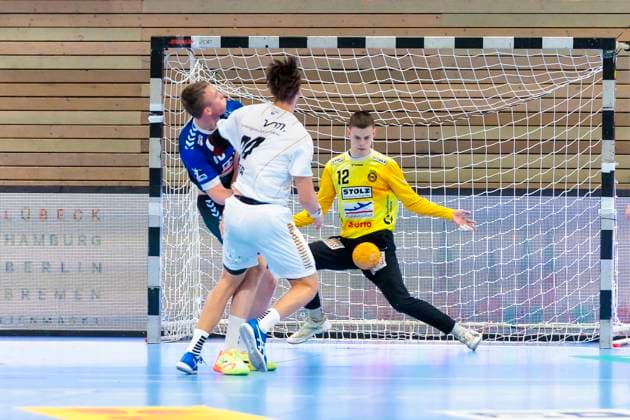 Ian Hueter No. 14, TSV Bayer Dormagen against Ole Hagedorn No. 10, VfL Luebeck Schwartau and goalkeeper Paul Dreyer No. 12, VfL Luebeck Schwartau VfL Luebeck Schwartau vs TSV Bayer Dormagen, Handball, 2 Bundesliga, 18 11 23 Luebeck Schleswig Holstein Germany Copyright: xAgentur54Gradx xFelixxKoenigx