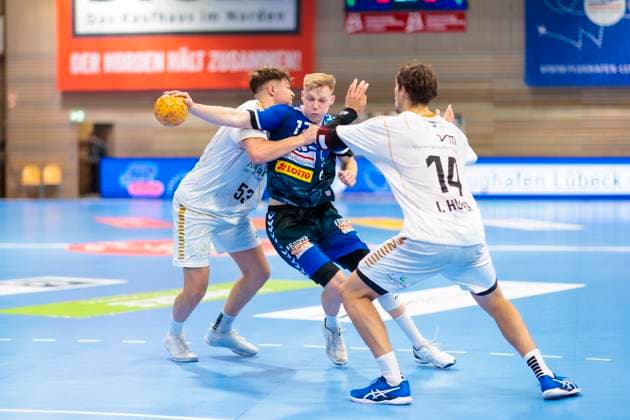 Niko Blaauw Nr 17, VfL Luebeck Schwartau vs Soeren Steinhaus Nr 53, TSV Bayer Dormagen and Ian Hueter Nr 14, TSV Bayer Dormagen VfL Luebeck Schwartau vs TSV Bayer Dormagen, Handball, 2 Bundesliga, 18 11 23 Luebeck Schleswig Holstein Germany Copyright: xAgentur54Gradx xFelixxKoenigx