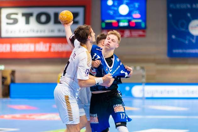 Niko Blaauw Nr 17, VfL Luebeck Schwartau vs Soeren Steinhaus Nr 53, TSV Bayer Dormagen and Ian Hueter Nr 14, TSV Bayer Dormagen VfL Luebeck Schwartau vs TSV Bayer Dormagen, Handball, 2 Bundesliga, 18 11 23 Luebeck Schleswig Holstein Germany Copyright: xAgentur54Gradx xFelixxKoenigx
