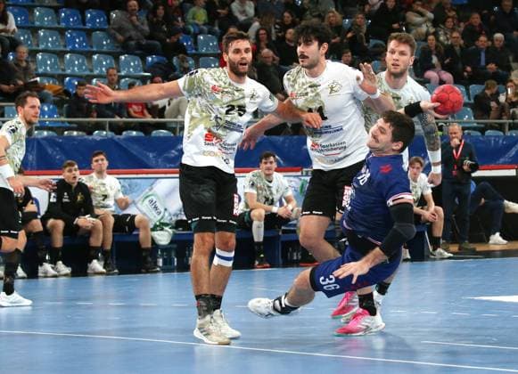 18 11 2023, Germany, Bietigheim, Handball 2 Bundesliga Men, SG BBM Bietigheim vs HC Elbflorenz 2006, f l Sebastian Gress HC , Doruk Pehlivan HC , Jonathan Fischer BBM