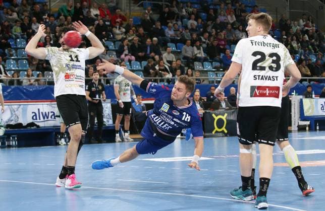 18 11 2023, Germany, Bietigheim, Handball 2 Bundesliga Men, SG BBM Bietigheim vs HC Elbflorenz 2006, f l Doruk Pehlivan HC , Fabian Wiederstein BBM , Ivar Stavast HC