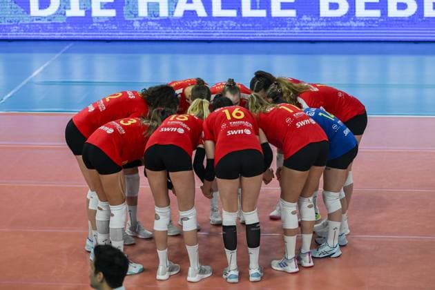 18 11 2023, GER, Volleyball, 1 Bundesliga Women 2023 2024 VC Wiesbaden VC Neuwied 77 The players of VC Neuwied swear to each other once again before the kick-off of the match Wiesbaden sports hall at the Platz der Deutschen Hessen Germany