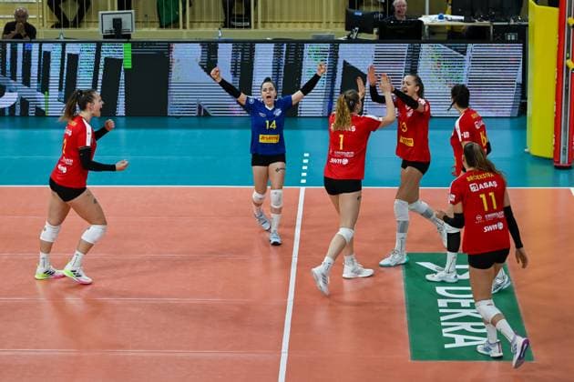 18 11 2023, GER, Volleyball, 1 Bundesliga Women 2023 2024 VC Wiesbaden VC Neuwied 77 VC Neuwied players celebrate a point together Wiesbaden Sports Hall at the Platz der Deutschen Hessen Germany