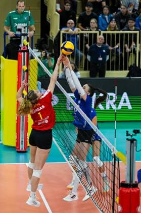 18 11 2023, GER, Volleyball, 1 Bundesliga Women 2023 2024 VC Wiesbaden VC Neuwied 77 Carla Fuchs 1 Neuwied and Nina Herelova 12 Wiesbaden both go for the ball in the jump Wiesbaden Sporthalle am Platz der Deutschen Hessen Germany