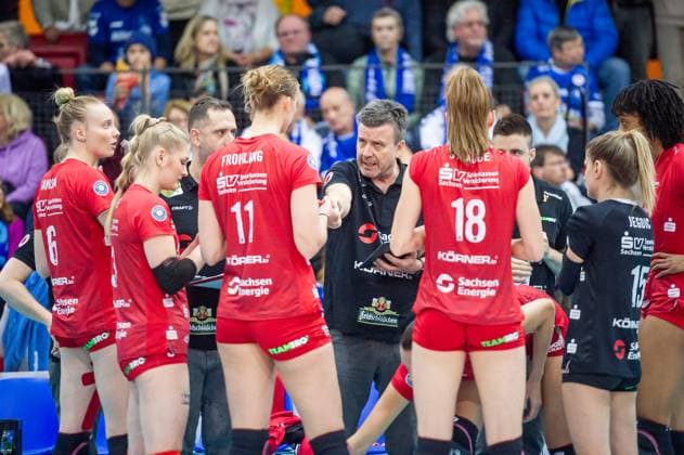Alexander Waibl Dresdner SC, Coach , Time-out, Speech to the team Allianz MTV Stuttgart Dresdner SC, Sport, Volleyball Bundesliga, Women, VBL, Season 2023 24, 18 11 2023, Stuttgart SCHARRena , DEU Allianz MTV Stuttgart Dresdner SC, Sport, Volleyball Bundesliga, Women, VBL, Season 2023 24, 18 11 2023, Stuttgart SCHARRena , DEU Stuttgart Copyright: xSandyxDinkelackerx EP_SDR
