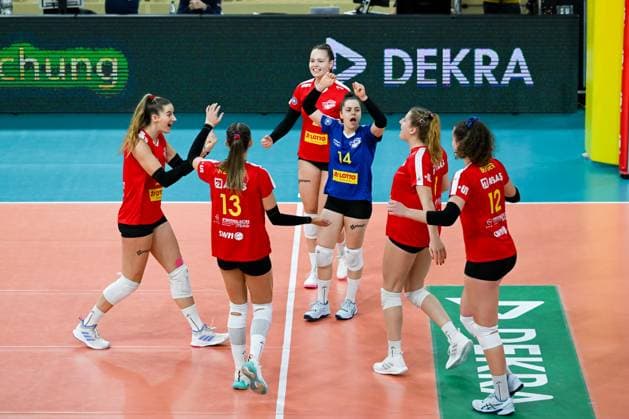 18 11 2023, GER, Volleyball, 1 Bundesliga Women 2023 2024 VC Wiesbaden VC Neuwied 77 VC Neuwied players celebrate a point together Wiesbaden Sports Hall at the Platz der Deutschen Hessen Germany