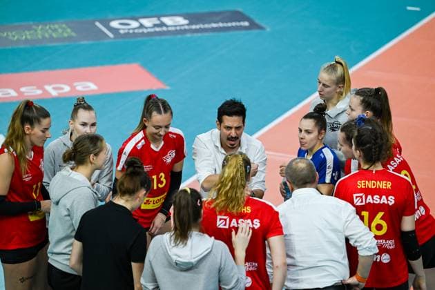 18 11 2023, GER, Volleyball, 1 Bundesliga Women 2023 2024 VC Wiesbaden VC Neuwied 77 Head coach Tigin Yaglioglu Neuwied is not yet completely happy with the performance and gives loudly in a short break instructions Wiesbaden sports hall at the Platz der Deutschen Hessen Germany
