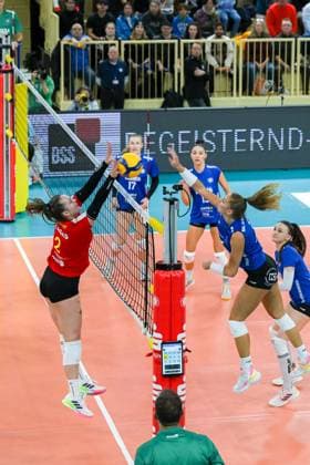 18 11 2023, GER, Volleyball, 1 Bundesliga Women 2023 2024 VC Wiesbaden VC Neuwied 77 Amelie Strothoff 2 Neuwied blocks the attack of Jaidyn Blanchfield 2 Wiesbaden Wiesbaden Sporthalle am Platz der Deutschen Hessen Germany