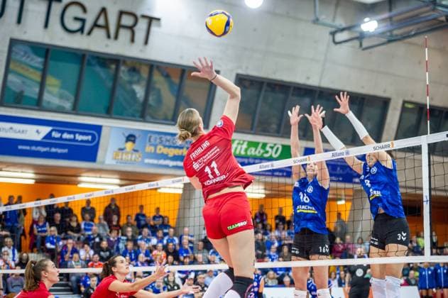 Grace Frohling Dresdner SC, 11 against Stuttgart block of Kayla Haneline Allianz MTV Stuttgart, 16 and Maria Segura Palleres Allianz MTV Stuttgart, 03 Allianz MTV Stuttgart Dresdner SC, Sport, Volleyball Bundesliga, Women, VBL, Season 2023 24, 18 11 2023, Stuttgart SCHARRena , DEU Allianz MTV Stuttgart Dresdner SC, Sport, Volleyball Bundesliga, Women, VBL, Season 2023 24, 18 11 2023, Stuttgart SCHARRena , DEU Stuttgart Copyright: xSandyxDinkelackerx EP_SDR