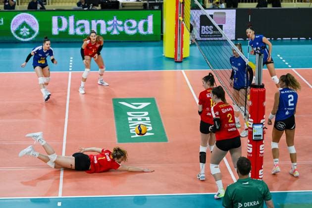18 11 2023, GER, Volleyball, 1 Bundesliga Women 2023 2024 VC Wiesbaden VC Neuwied 77 Carla Fuchs 1 Neuwied stretches out to reach the ball Her teammates and opponents watch the situation with anticipation Wiesbaden Sporthalle am Platz der Deutschen Hessen Germany