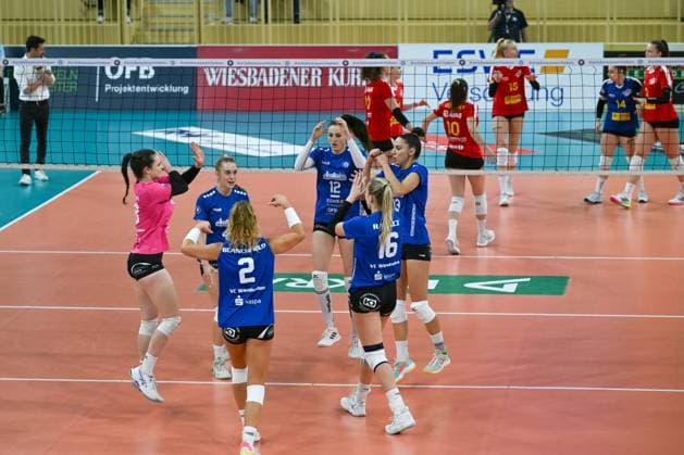18 11 2023, GER, Volleyball, 1 Bundesliga Women 2023 2024 VC Wiesbaden VC Neuwied 77 VC Wiesbaden players celebrate a point Wiesbaden Sporthalle am Platz der Deutschen Hessen Germany