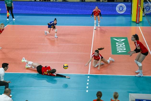 18 11 2023, GER, Volleyball, 1 Bundesliga Women 2023 2024 VC Wiesbaden VC Neuwied 77 While Amelie Strothoff 2 Neuwied and Elisabeth Kettenbach 10 Neuwied somehow try to play the ball, their teammates and the coach shout energetically to Wiesbaden Sporthalle am Platz der Deutschen Hessen Deutschland