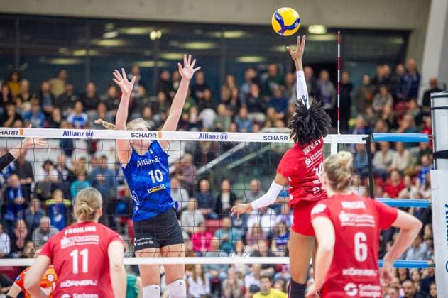 Tia Jimerson Dresdner SC, 14 vs Jolien Knollema Allianz MTV Stuttgart, 10 Allianz MTV Stuttgart Dresdner SC, Sports, Volleyball Bundesliga, Women, VBL, Season 2023 24, 18 11 2023, Stuttgart SCHARRena , DEU Allianz MTV Stuttgart Dresdner SC, Sports, Volleyball Bundesliga, Women, VBL, Season 2023 24, 18 11 2023, Stuttgart SCHARRena , DEU Stuttgart Copyright: xSandyxDinkelackerx EP_SDR