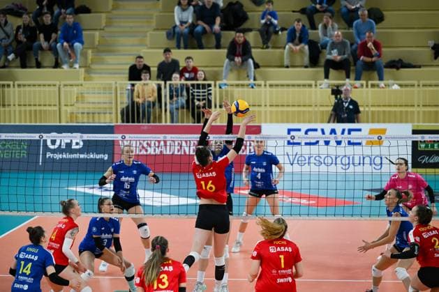 18 11 2023, GER, Volleyball, 1 Bundesliga Women 2023 2024 VC Wiesbaden VC Neuwied 77 Maya Sendner 16 Neuwied battles for the ball with former Neuwied player Rachel Anderson 17 Wiesbaden at the net Wiesbaden Sports Hall at Platz der Deutschen Hessen Germany