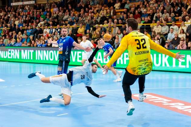 Patrick Hueter Nr 25, TSV Bayer Dormagen vs. goalkeeper Dennis Klockmann Nr 32, VfL Luebeck Schwartau VfL Luebeck Schwartau vs. TSV Bayer Dormagen, Handball, 2 Bundesliga, 18 11 23 Luebeck Schleswig Holstein Germany Copyright: xAgentur54Gradx xFelixxKoenigx