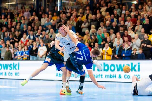Soeren Steinhaus Nr 53, TSV Bayer Dormagen vs Ole Hagedorn Nr 10, VfL Luebeck Schwartau and Jasper Bruhn Nr 77, VfL Luebeck Schwartau VfL Luebeck Schwartau vs TSV Bayer Dormagen, Handball, 2 Bundesliga, 18 11 23 Luebeck Schleswig Holstein Germany Copyright: xAgentur54Gradx xFelixxKoenigx