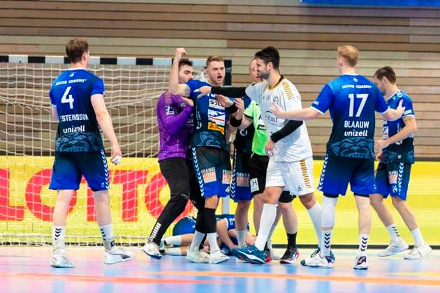 Patrick Hueter No. 25, TSV Bayer Dormagen sees the red card There is a scuffle with Jan Eric Speckmann No. 45, VfL Luebeck Schwartau and Carl Loefstroem No. 13, VfL Luebeck Schwartau VfL Luebeck Schwartau vs TSV Bayer Dormagen, Handball, 2 Bundesliga, 18 11 23 Luebeck Schleswig Holstein Germany Copyright: xAgentur54Gradx xFelixxKoenigx