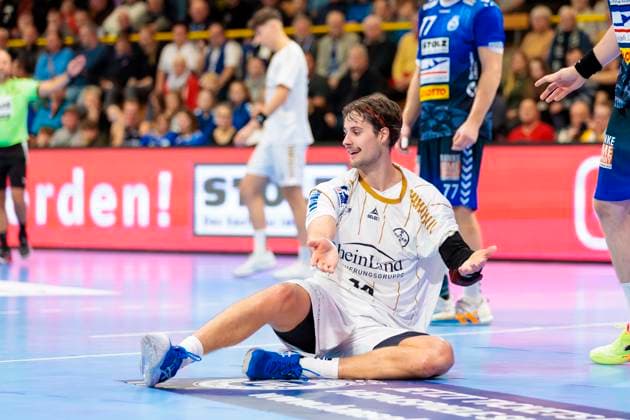 Ian Hueter Nr 14, TSV Bayer Dormagen is dejected depressed disappointed VfL Luebeck Schwartau vs TSV Bayer Dormagen, Handball, 2 Bundesliga, 18 11 23 Luebeck Schleswig Holstein Germany Copyright: xAgentur54Gradx xFelixxKoenigx