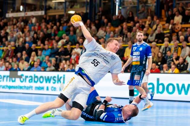 Frederik Sondermann Nr 55, TSV Bayer Dormagen vs Carl Loefstroem Nr 13, VfL Luebeck Schwartau VfL Luebeck Schwartau vs TSV Bayer Dormagen, Handball, 2 Bundesliga, 18 11 23 Luebeck Schleswig Holstein Germany Copyright: xAgentur54Gradx xFelixxKoenigx