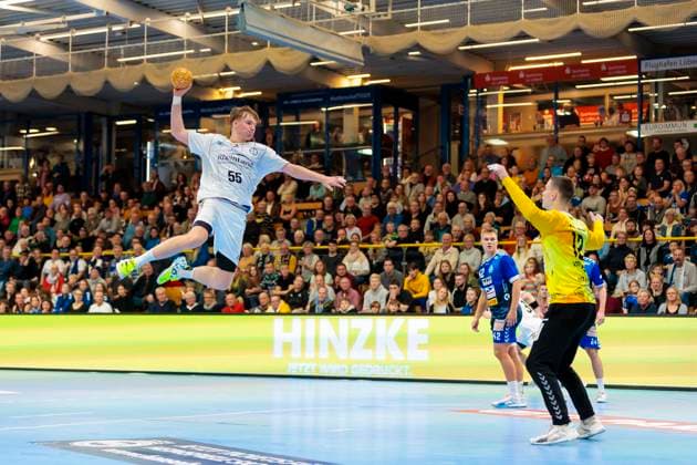 Frederik Sondermann No. 55, TSV Bayer Dormagen on the counterattack against goalkeeper Paul Dreyer No. 12, VfL Luebeck Schwartau VfL Luebeck Schwartau vs TSV Bayer Dormagen, Handball, 2 Bundesliga, 18 11 23 Luebeck Schleswig Holstein Germany Copyright: xAgentur54Gradx xFelixxKoenigx