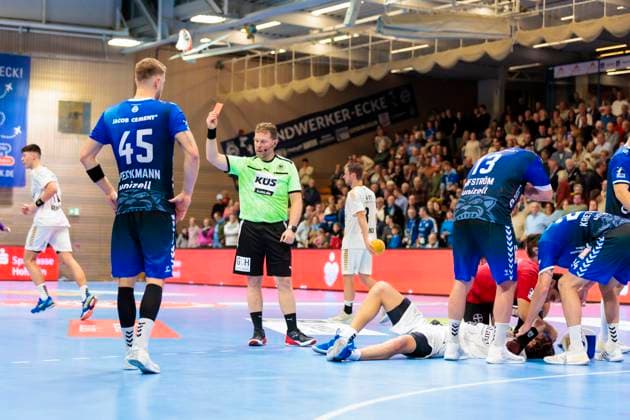 Carl Loefstroem Nr 13, VfL Luebeck Schwartau sees the red card VfL Luebeck Schwartau vs TSV Bayer Dormagen, Handball, 2 Bundesliga, 18 11 23 Luebeck Schleswig Holstein Germany Copyright: xAgentur54Gradx xFelixxKoenigx