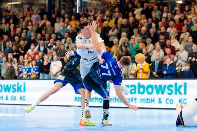 Soeren Steinhaus Nr 53, TSV Bayer Dormagen vs Ole Hagedorn Nr 10, VfL Luebeck Schwartau and Jasper Bruhn Nr 77, VfL Luebeck Schwartau VfL Luebeck Schwartau vs TSV Bayer Dormagen, Handball, 2 Bundesliga, 18 11 23 Luebeck Schleswig Holstein Germany Copyright: xAgentur54Gradx xFelixxKoenigx